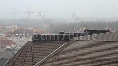 屋顶多层公寓房被雾覆盖